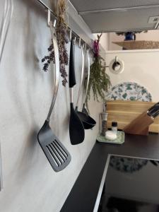 una cucina con utensili appesi a un muro di Apartments im LOIDLs GUESTHOUSE a Traunkirchen