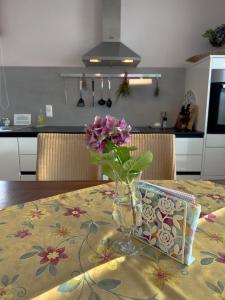 un vaso con fiori rosa seduto su un tavolo di Apartments im LOIDLs GUESTHOUSE a Traunkirchen
