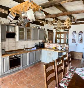 A kitchen or kitchenette at Villa Filoreto