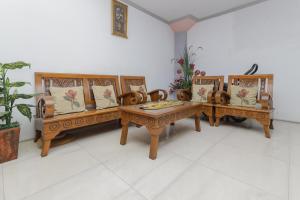 una fila de sillas y mesas en una habitación en RedDoorz At Pondok Candra, en Surabaya