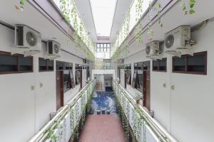 un pasillo vacío de un hospital con plantas en RedDoorz At Pondok Candra, en Surabaya