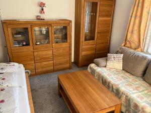 ein Wohnzimmer mit einem Sofa und einem Couchtisch in der Unterkunft Holiday Home Leopoldau by Interhome in Wien