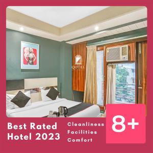 - un lit à baldaquin dans une chambre d'hôtel avec 2 lits dans l'établissement Qotel Hotel Church House Rohini Sector 15- Couple Freindly, à New Delhi