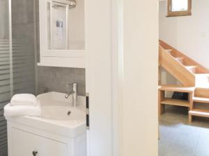 y baño con lavabo y aseo. en Holiday Home Rustico La Dimora by Interhome, en Malvaglia