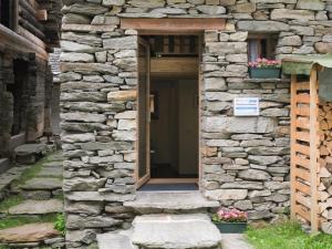 una entrada a un edificio de piedra con puerta en Holiday Home Rustico La Dimora by Interhome, en Malvaglia