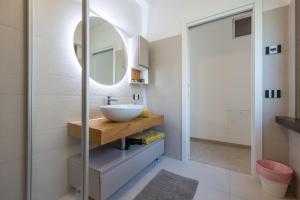 een badkamer met een wastafel en een spiegel bij CASA LOMBARDI in Malcesine +19 foto's