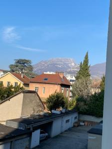 vistas a un patio con casas y árboles en Appartement lumineux Vue montagne Centre Grenoble, en Grenoble