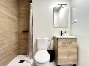 een badkamer met een toilet, een wastafel en een spiegel bij Estudio Naturista Indalo in Vera
