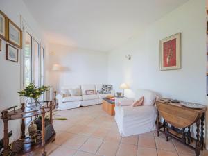 een woonkamer met een bank en een tafel bij Apartment Lambrusca by Interhome in Moneglia