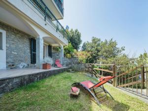 een tuin met twee stoelen op een huis bij Apartment Lambrusca by Interhome in Moneglia