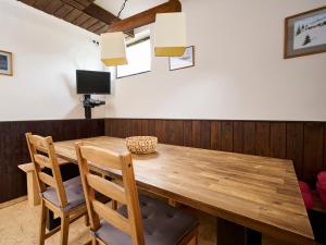 ハルラホフにあるApartment Harrachov 387 by Interhomeの木製のテーブルと椅子のあるダイニングルーム