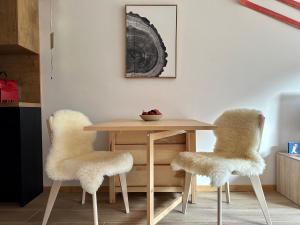 ein Esszimmer mit einem Tisch und 2 Stühlen in der Unterkunft Apartment Parc B428 by Interhome in Champex