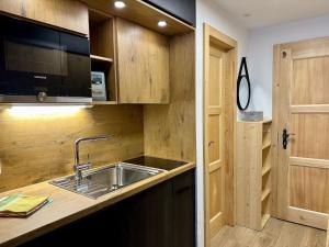 eine Küche mit einer Spüle und einer Arbeitsplatte in der Unterkunft Apartment Parc B428 by Interhome in Champex