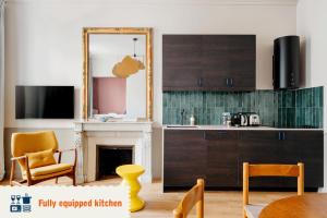 Kitchen o kitchenette sa Edgar Suites Saint-Lazare - Amsterdam