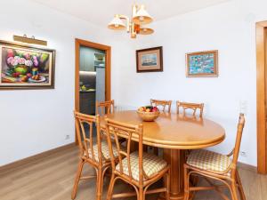uma sala de jantar com uma mesa de madeira e cadeiras em Apartment Maresto 1 by Interhome em Salou