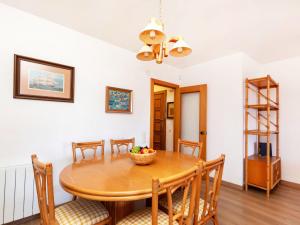 uma sala de jantar com uma mesa de madeira e cadeiras em Apartment Maresto 1 by Interhome em Salou