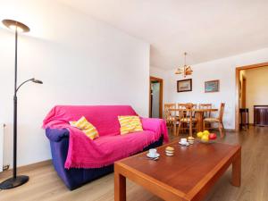 uma sala de estar com um sofá e uma mesa em Apartment Maresto 1 by Interhome em Salou