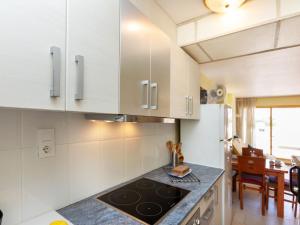 Kuchyň nebo kuchyňský kout v ubytování Apartment Catalunya by Interhome