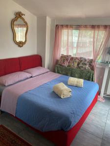 sypialnia z łóżkiem, kanapą i lustrem w obiekcie Apartment in Roma with Terrace w Rzymie