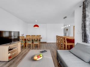 TV a/nebo společenská místnost v ubytování Holiday Home Heming - 100m from the sea by Interhome