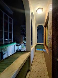 une grande chambre avec une piscine dans un bâtiment dans l'établissement 寶格儷舍, à Anping