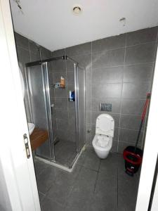 a bathroom with a shower and a toilet at Lux site icerisinde 1+1 in Umraniye
