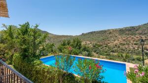 una piscina en una villa con montañas en el fondo en Casa Madrona Periana by Ruralidays, en Periana