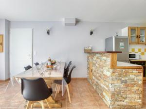 Η κουζίνα ή μικρή κουζίνα στο Holiday Home Tauroentum by Interhome