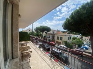 a balcony with chairs and a view of a city at APPARTAMENTO CENTRALE SANTA MARINELLA in Santa Marinella