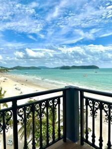 balcón con vistas a la playa y al océano en Malibest Premier, en Pantai Cenang