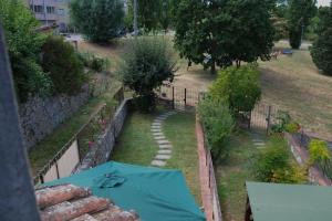 eine Luftansicht auf einen Garten mit einem Zaun in der Unterkunft Caty's little house in Cavriglia