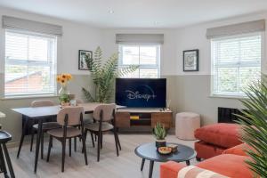 a living room with a table and a tv at Southwark Serviced Apartments I Your Apartment in London