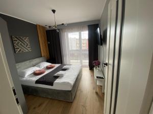 Un dormitorio con una cama con el número. en Apartament Aura, en Biała Podlaska