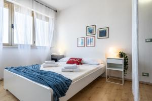 利沃諾的住宿－Waves Paradise Home，白色卧室配有一张大床和一张书桌