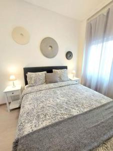 Tempat tidur dalam kamar di Keramikos at Plateon central Athens apartment by SuperHost Hub