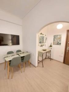 ein Esszimmer mit einem Tisch und Stühlen in einem Zimmer in der Unterkunft Keramikos at Plateon central Athens apartment by SuperHost Hub in Athen