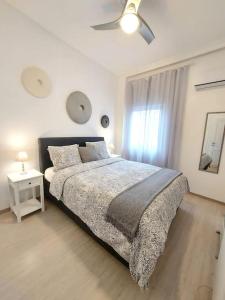 Un dormitorio con una cama grande y una ventana en Keramikos at Plateon central Athens apartment by SuperHost Hub, en Atenas