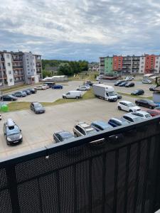 un estacionamiento con autos estacionados en un estacionamiento en Apartament Aura, en Biała Podlaska