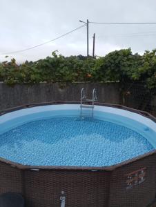una bañera de hidromasaje en el patio trasero de una casa en CASA MANOLO CAMIÑO DO SANTIAGUIÑO, en Vedra