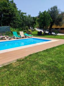 Proselo的住宿－Casa Matreiro，庭院旁的游泳池,带躺椅