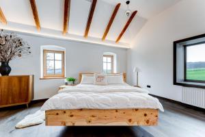1 dormitorio con 1 cama grande con marco de madera en außergewöhnliches loft in ehemaligem stallgebäude 
