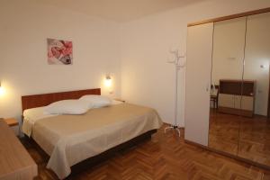 Un dormitorio con una cama con almohadas blancas. en Apartment for 4 person in Liznjan,Istrien,Kroatien en Ližnjan