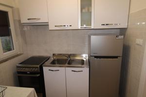 una pequeña cocina con fregadero y nevera. en Apartment for 4 person in Liznjan,Istrien,Kroatien en Ližnjan