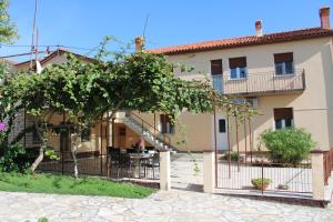 Villa con patio frente a un edificio en Apartment for 4 person in Liznjan,Istrien,Kroatien en Ližnjan