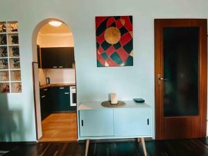 una cocina con un armario blanco y un arco en Ruhige Wohnung Nähe Wörthersee, en Klagenfurt