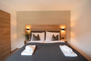 A bed or beds in a room at Das Lenz by Inncomer