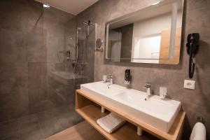 A bathroom at Das Lenz by Inncomer