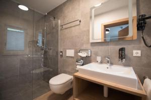 A bathroom at Das Lenz by Inncomer