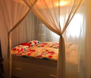 a bed with a canopy in a bedroom at Ruhige Wohnung Nähe Wörthersee in Klagenfurt