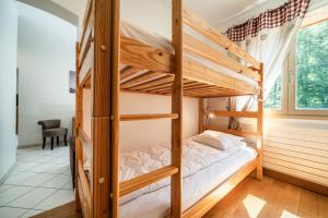 ein Schlafzimmer mit Etagenbetten in einem Haus in der Unterkunft Au Rêve Savoyard 5 - 4 personnes in Morillon
